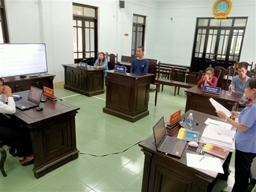 Viện kiểm sát và Tòa án nhân dân huyện Đăk Hà xét xử vụ án Lạm dụng tính nhiệm chiếm đoạt tài sản được trình chiếu bằng số hóa hồ sơ tại phiên tòa.