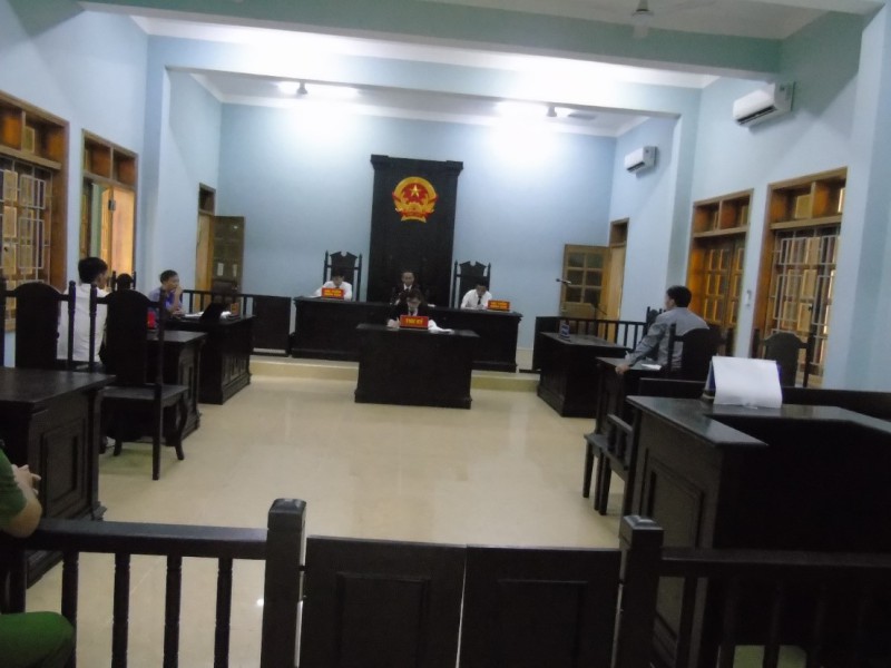 VKSND huyện Ia H’Drai thực hiện số hóa hồ sơ và công bố tài liệu, chứng cứ bằng hình ảnh tại phiên tòa dân sự sơ thẩm.