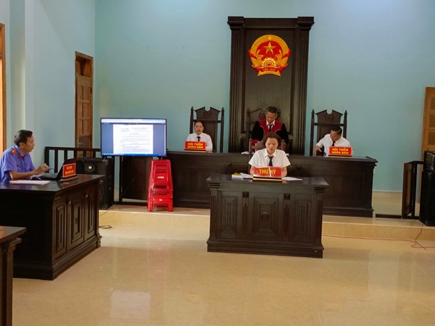 Viện KSND huyện Ia H’Drai thực hiện số hóa hồ sơ và công bố tài liệu, chứng cứ bằng hình ảnh tại phiên tòa dân sự sơ thẩm.
