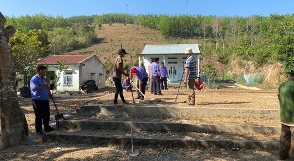Viện kiểm sát nhân dân huyện Đăk Glei chung tay sửa chữa, xây dựng nhà rông truyền thống tại xã Đăk Kroong