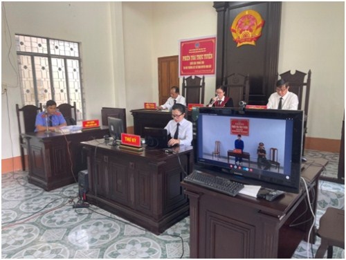 Viện kiểm sát nhân dân huyện Kon Rẫy phối hợp với Toà án nhân dân cùng cấp tổ chức phiên toà trực tuyến, rút kinh nghiệm