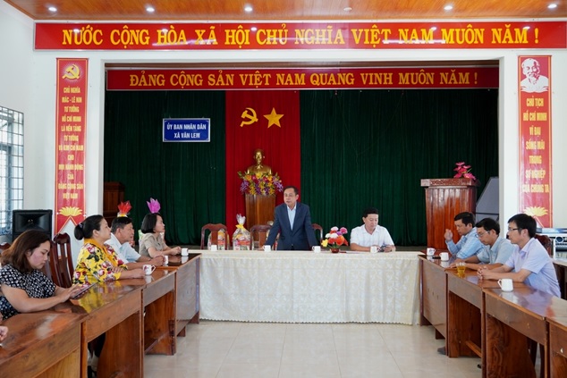 Viện trưởng Viện KSND tỉnh Kon Tum đến thăm và tặng quà  nhân dịp tết năm 2024