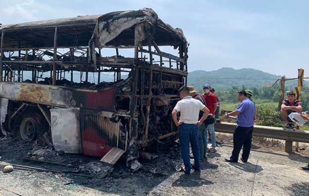 Khám nghiệm hiện trường vụ cháy xe khách xảy ra tại huyện Đăk Glei
