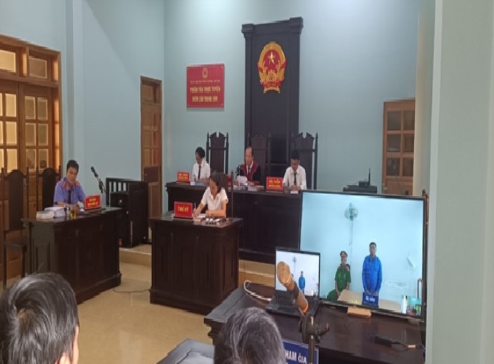 Viện KSND huyện Ia H’Drai tổ chức phiên tòa trực tuyến xét xử vụ án hình sự vận chuyển hàng cấm