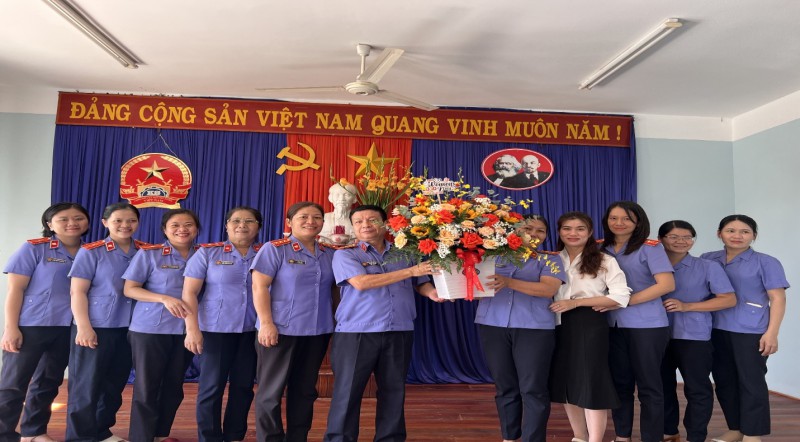 Viện Kiểm sát nhân dân thành phố Kon Tum đã tổ chức Toạ đàm, tặng hoa kỷ niệm ngày Phụ nữ Việt Nam 20/10.