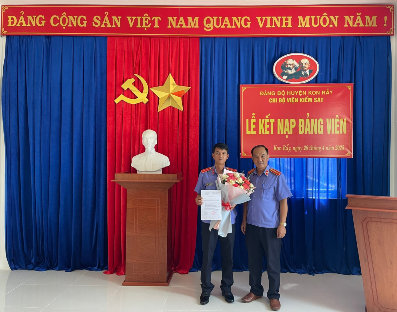 Chi bộ VKS huyện Kon Rẫy tổ chức Lễ kết nạp đảng viên mới