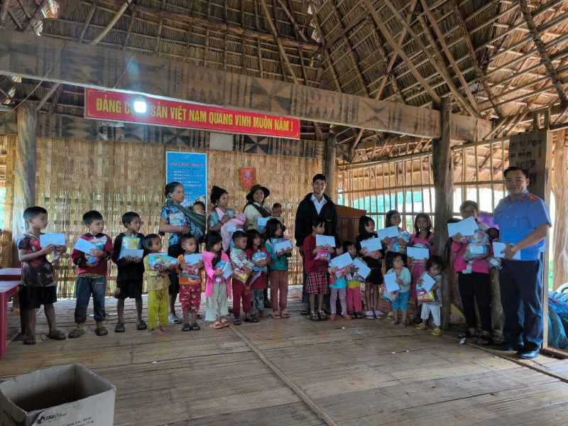 Viện KSND tỉnh Kon Tum trao tặng quà cho các cháu thiếu niên, nhi đồng trên địa bàn thôn Lê Văng, xã Đăk Na, huyện Tu Mơ Rông
