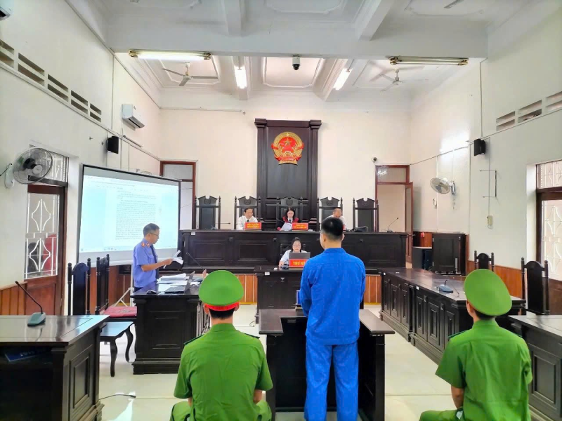 KẺ THỦ HÀNG NÓNG LĨNH ÁN