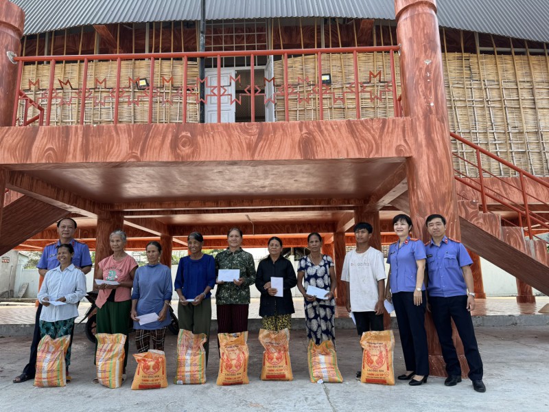 Công đoàn cơ sở VKSND tỉnh thăm và tặng quà các gia đình hộ nghèo trên địa bàn Phường Trường Chinh, Thành phố Kon Tum